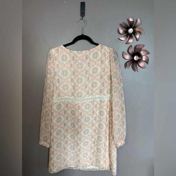 Pink Patterned Lace BCBG Long Sleeve Dress Size Large - Picture 2 of 4